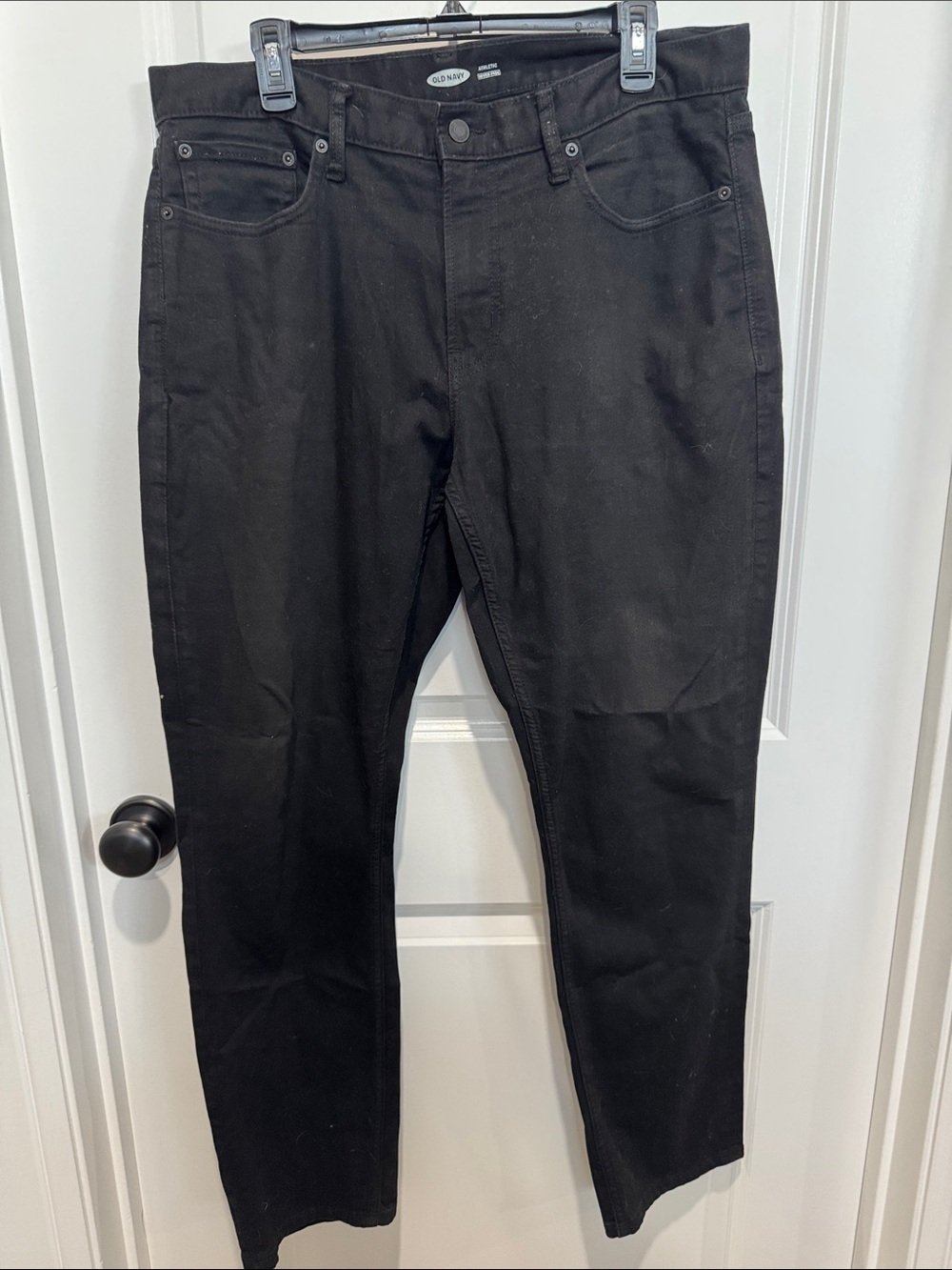 Old Navy Menās Athletic Straight Jeans in Black